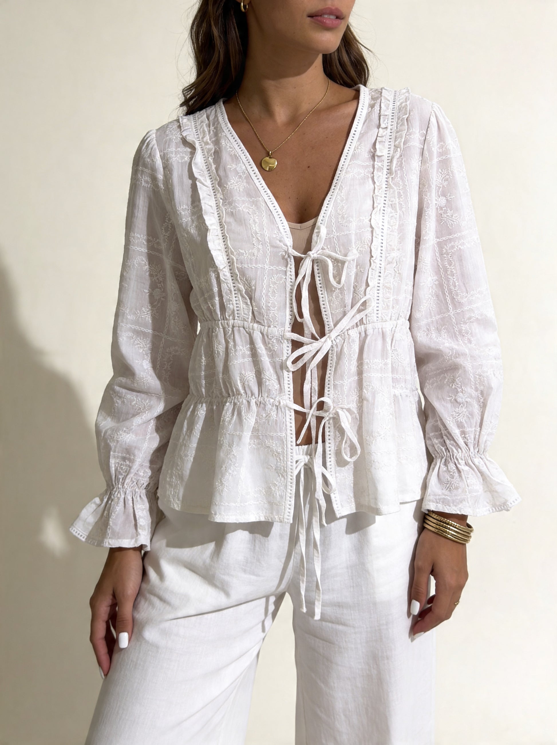 Bluse mit Muster und Schleifen weiß