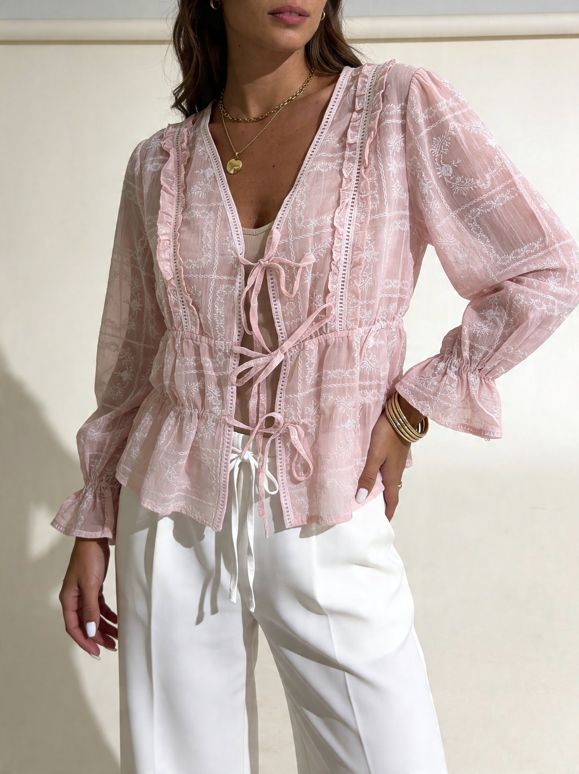 Bluse mit Muster und Schleifen rosa
