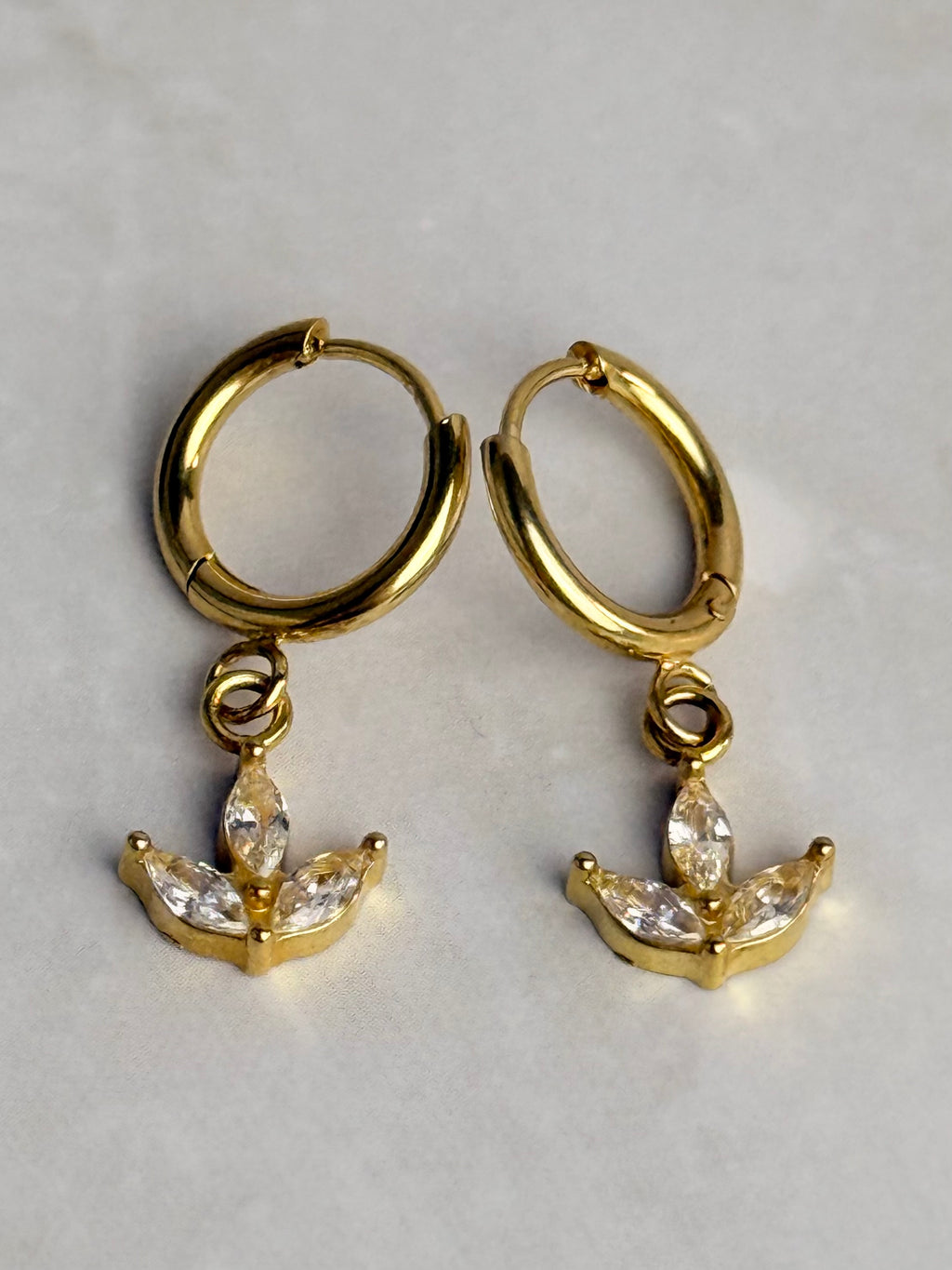 Hi-Life Lotus Leaf Huggie Ohrringe 14K vergoldet, versch. Farben