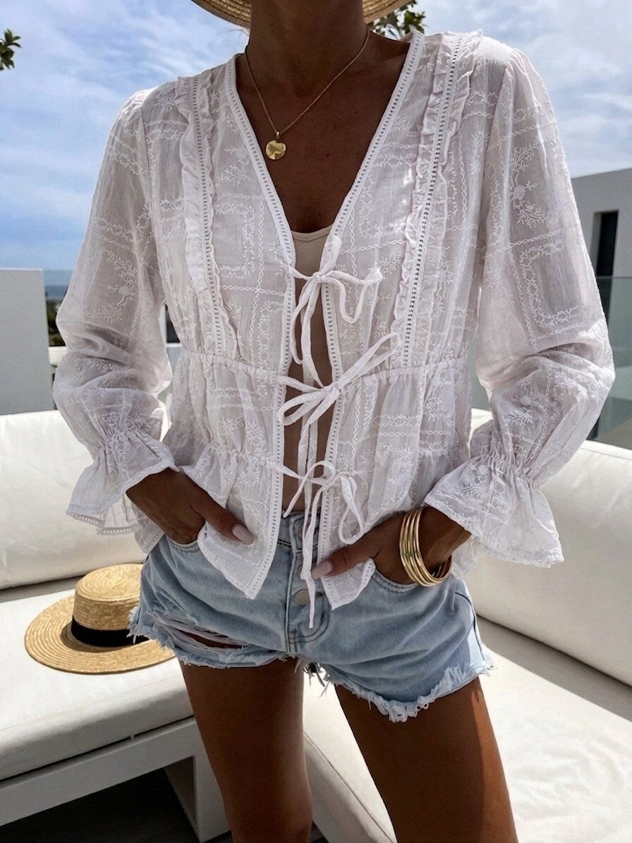 Bluse mit Muster und Schleifen weiß