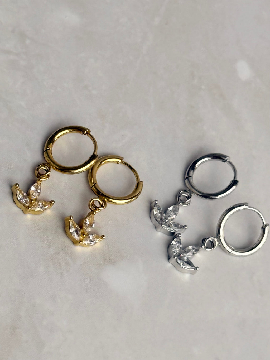 Hi-Life Lotus Leaf Huggie Ohrringe 14K vergoldet, versch. Farben