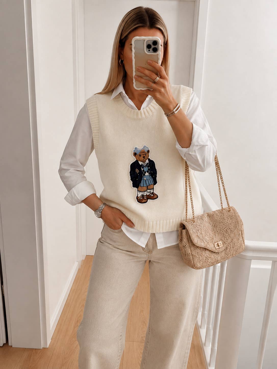 Ärmelloser Pullover mit aufgenähtem Teddybär Ecru