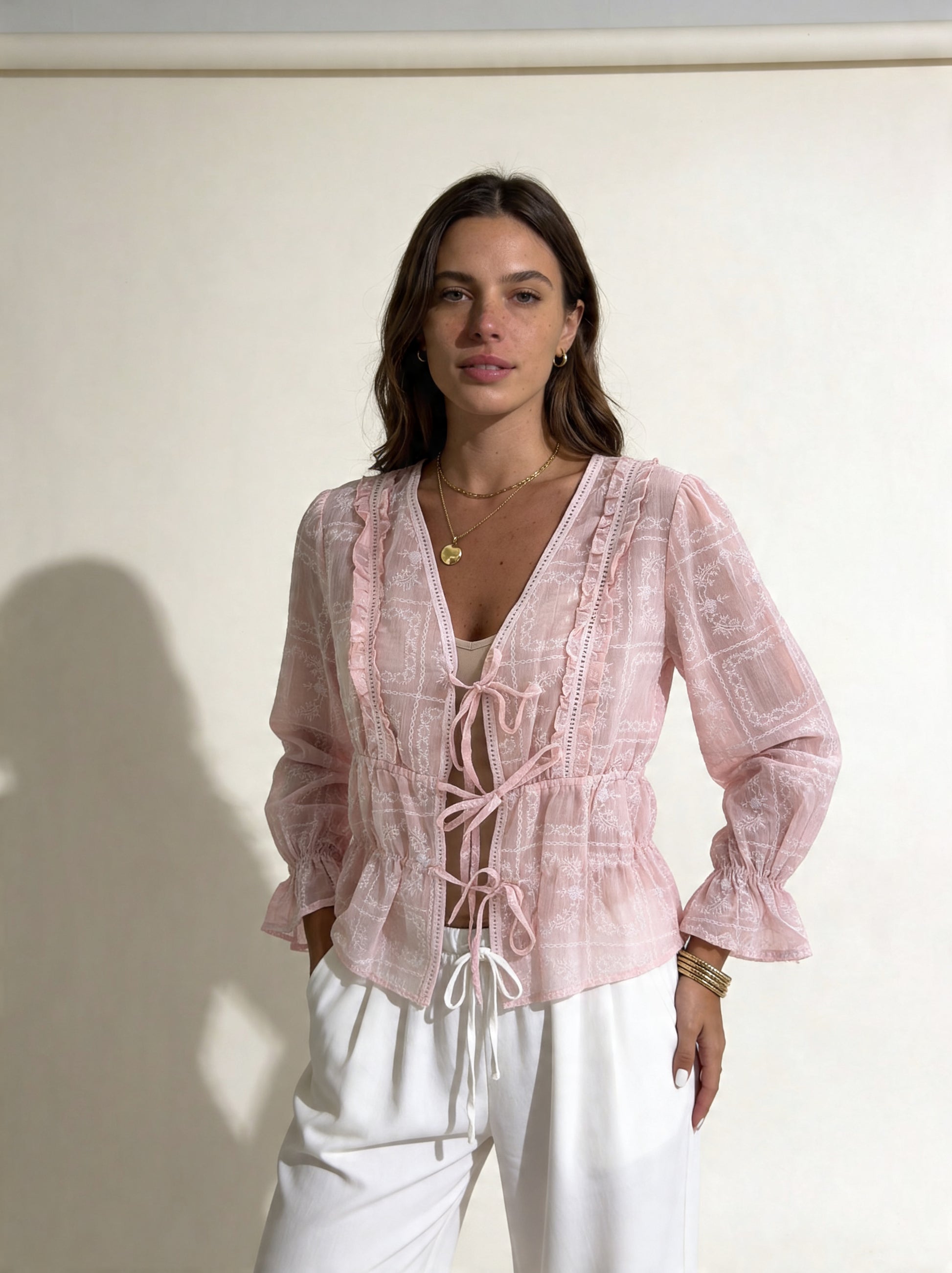 Bluse mit Muster und Schleifen rosa