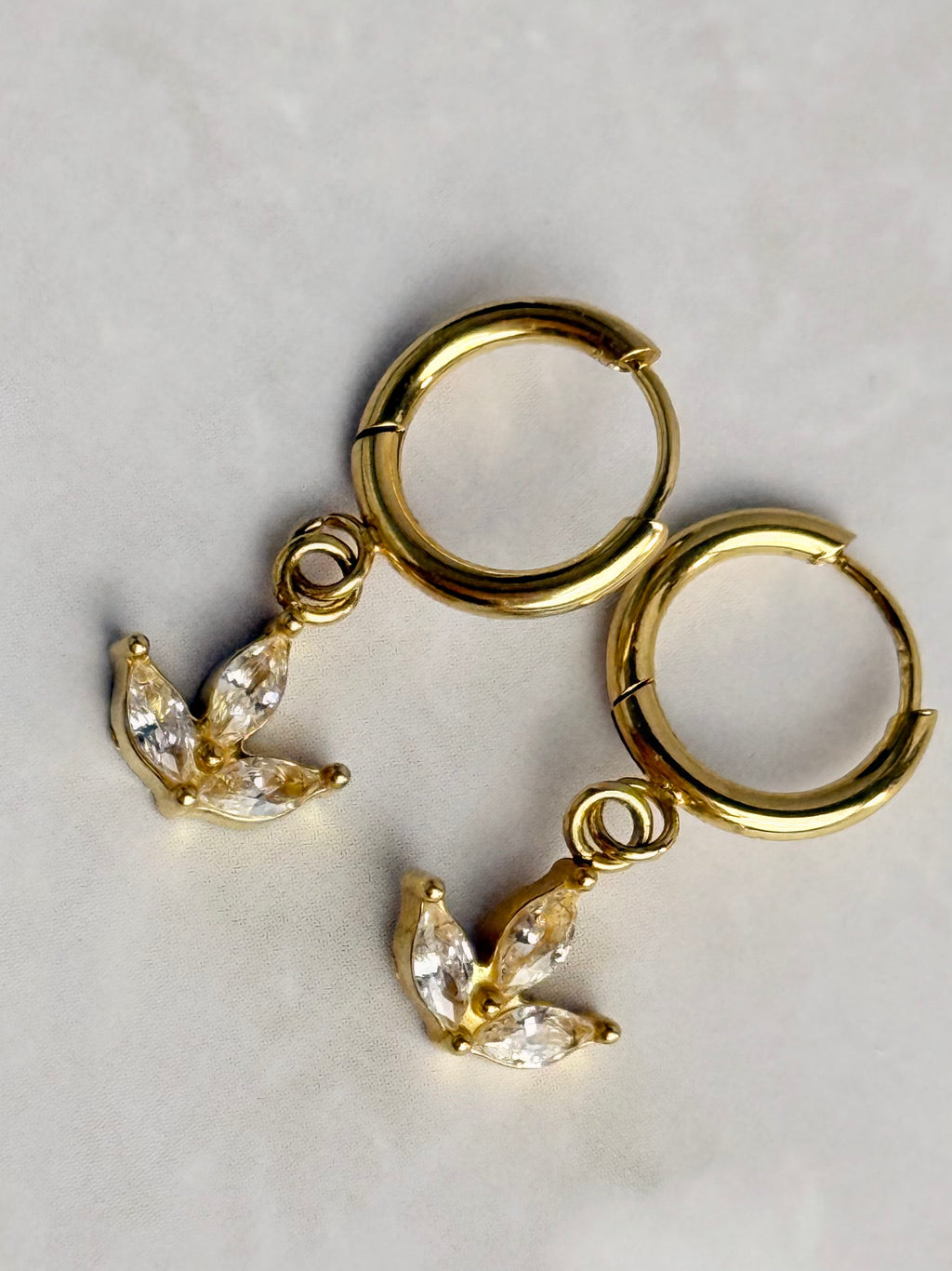 Hi-Life Lotus Leaf Huggie Ohrringe 14K vergoldet, versch. Farben