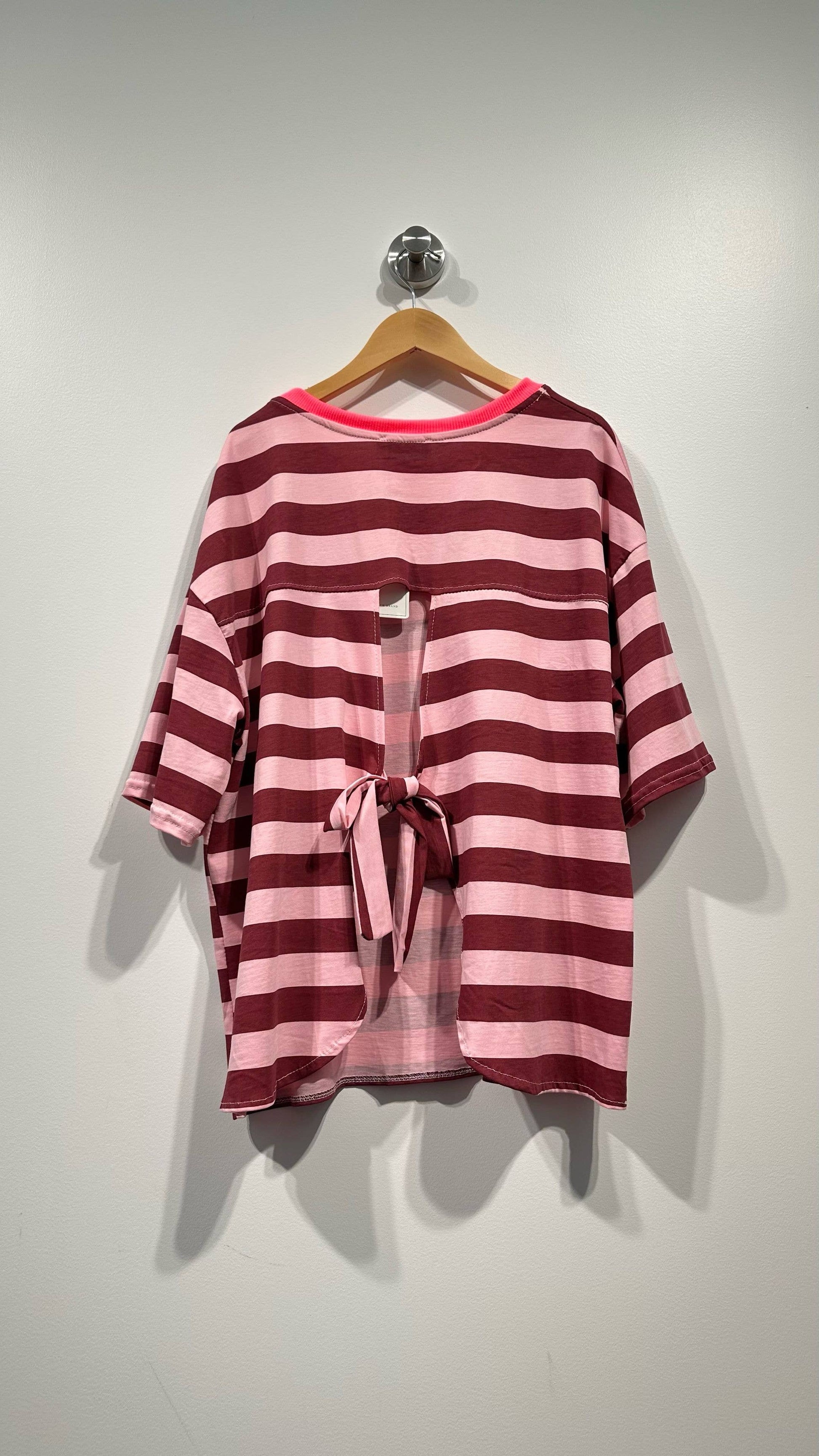 Rückenfreies Gestreiftes T-Shirt