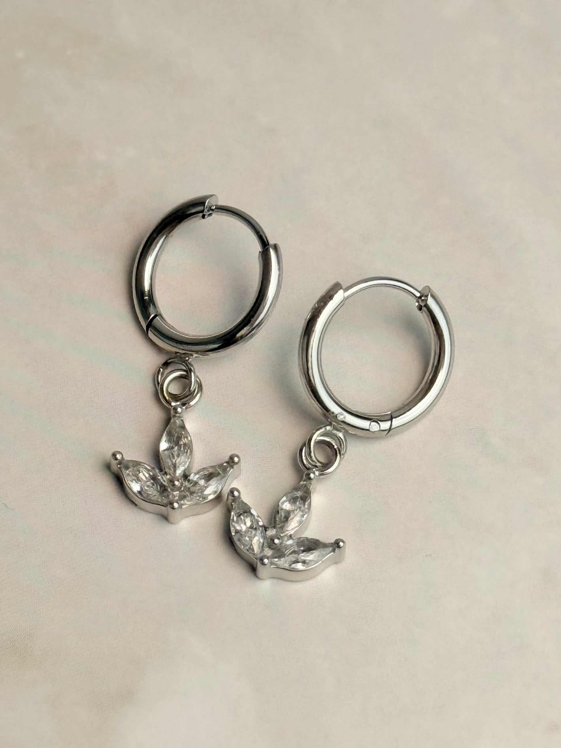 Hi-Life Lotus Leaf Huggie Ohrringe 14K vergoldet, versch. Farben